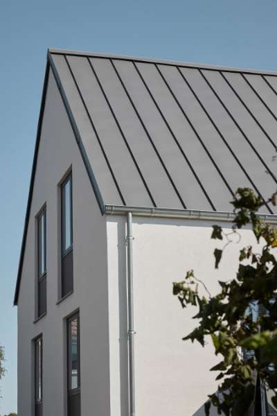 Hässliches Entlein wird mit Stahlprofilen zum schönen Schwan, Viktoriagade 17 und 19, 9400 Nørresundby, Dänemark